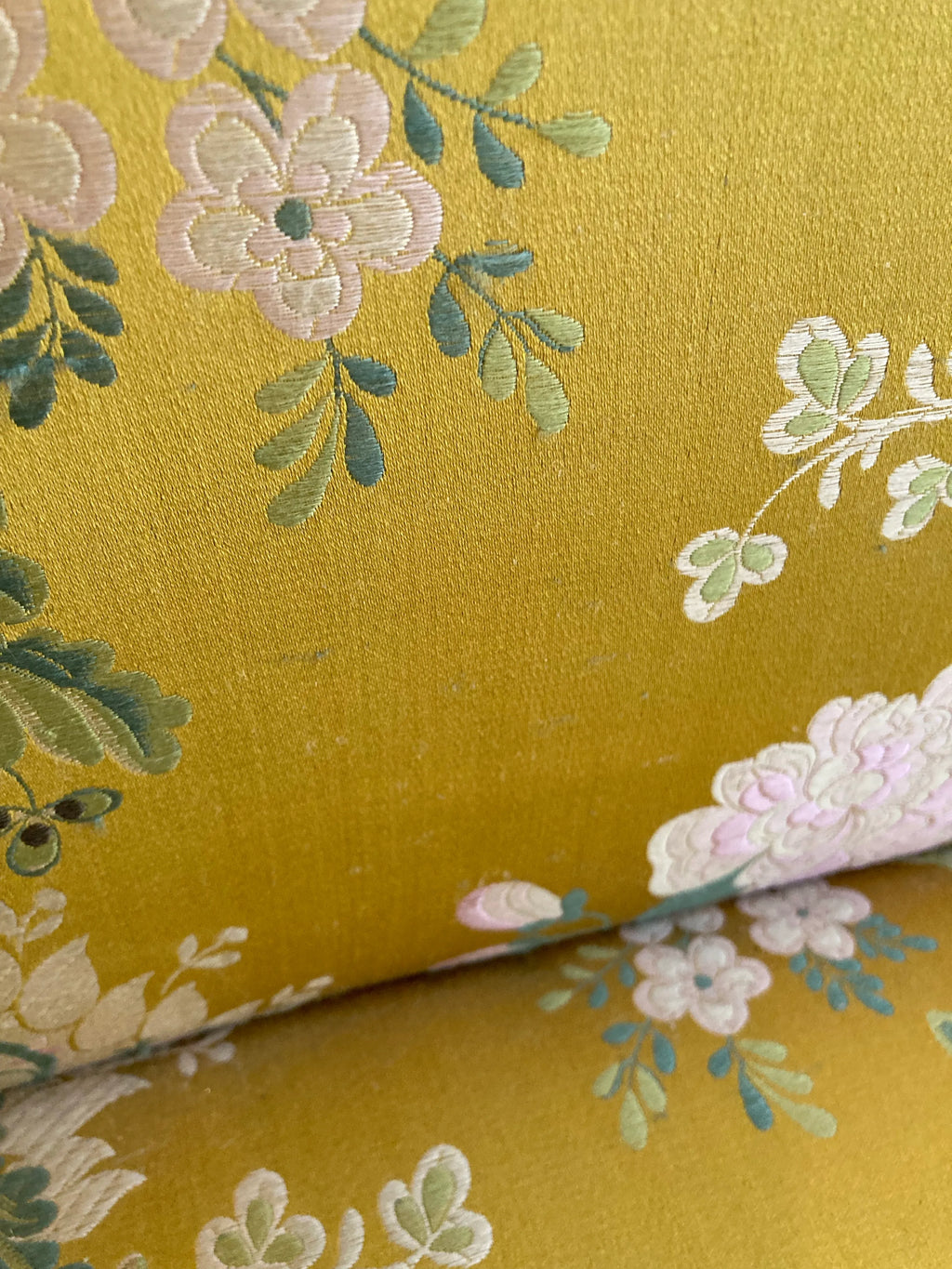 Early 20th Century Chippendale Camelback Scroll Arm Settee in Golden and Pink Famille Rose Chinoiserie Silk Brocade