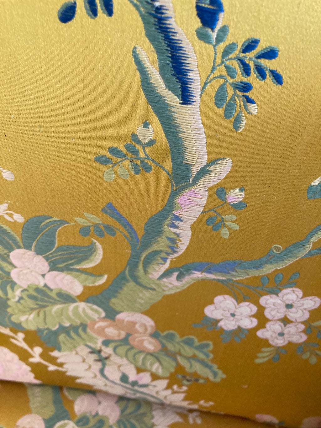 Early 20th Century Chippendale Camelback Scroll Arm Settee in Golden and Pink Famille Rose Chinoiserie Silk Brocade