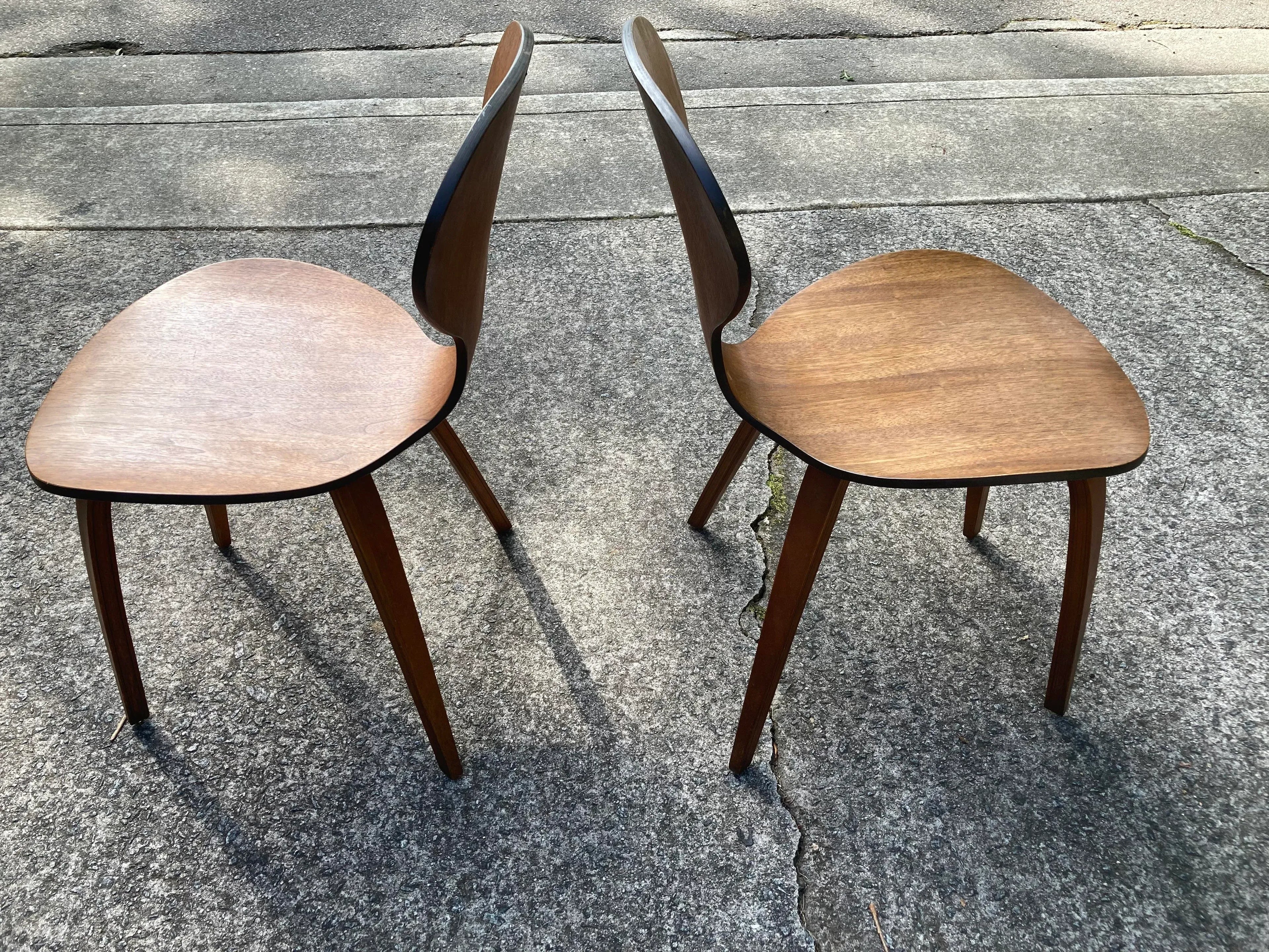 Mid-20th Century Bent Plywood Side Chairs in the Style of Norman Cherner - a Pair