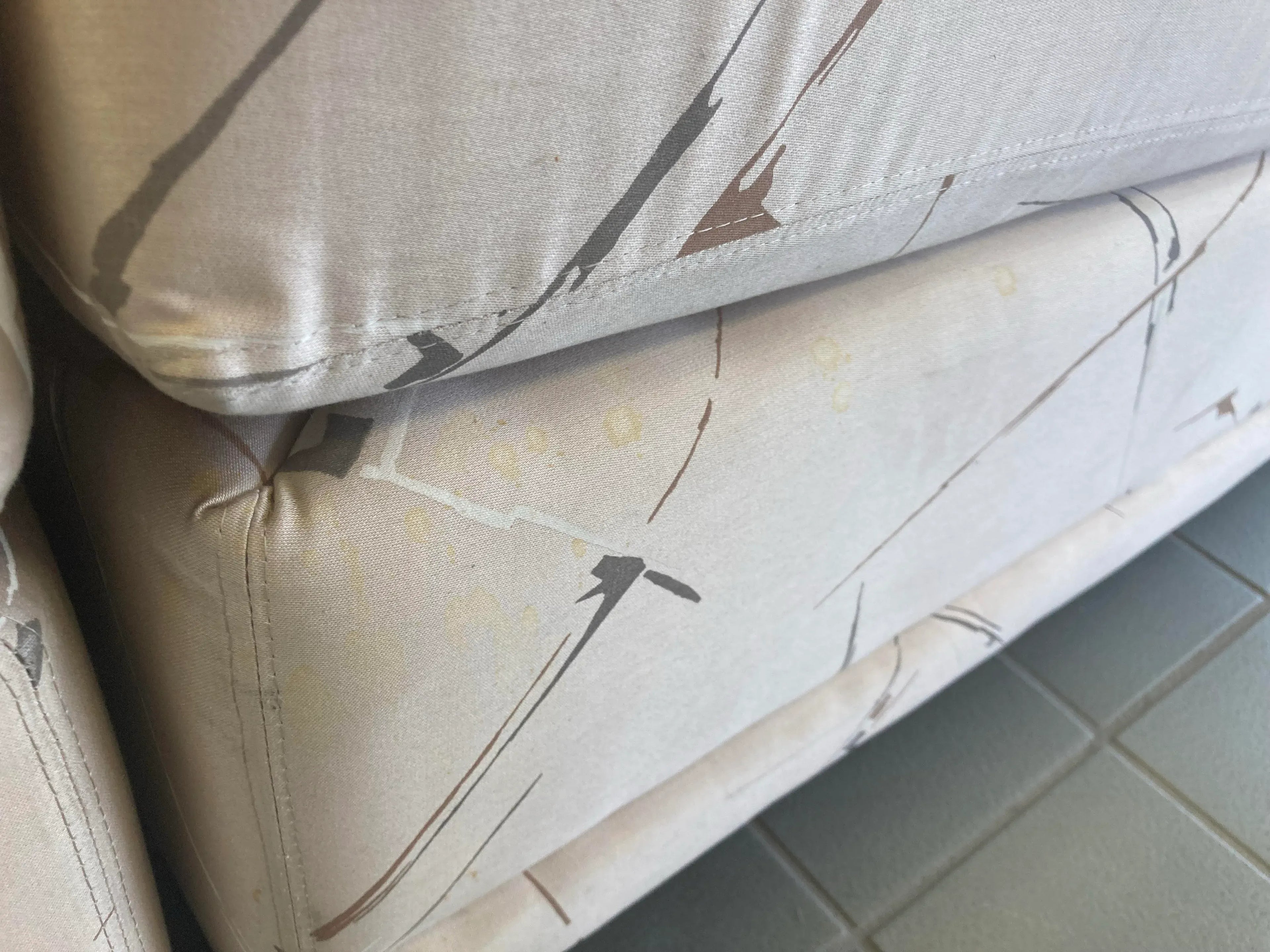 Mid-20th Century Modular Two-Piece Sectional Tuxedo Sofa in Original Silk Abstract Print Fabric for Bambergers of New Jersey - After Harvey Probber